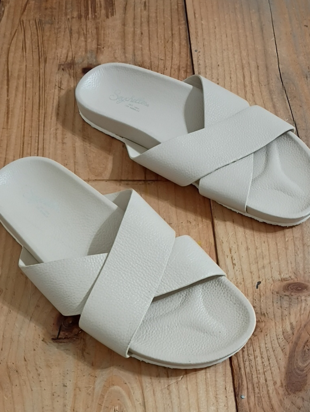Seychelles Bone Leather Cross Strap Flat Sandals Size 10 NEW